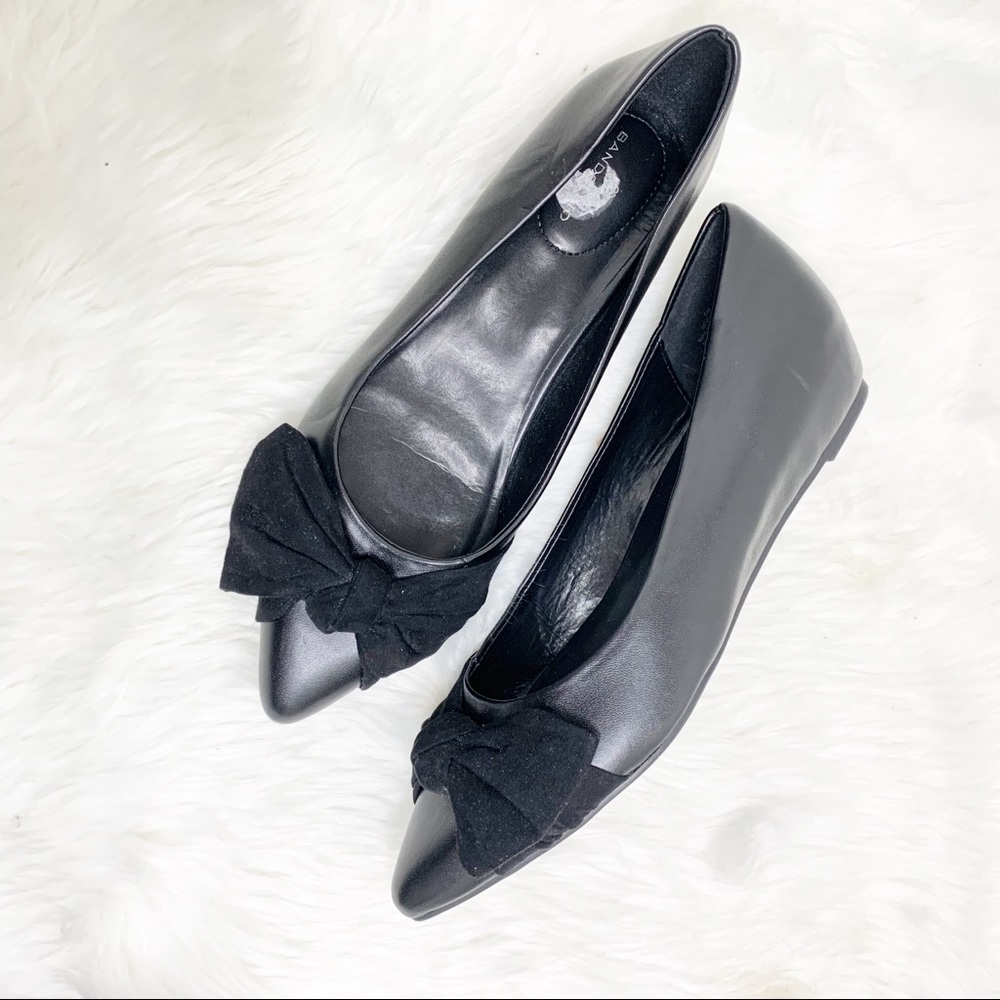 Bandolino Pointed Black Front Bow Flats